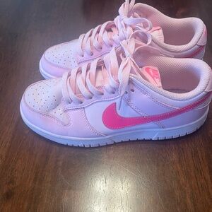 Nike dunks- triple pink